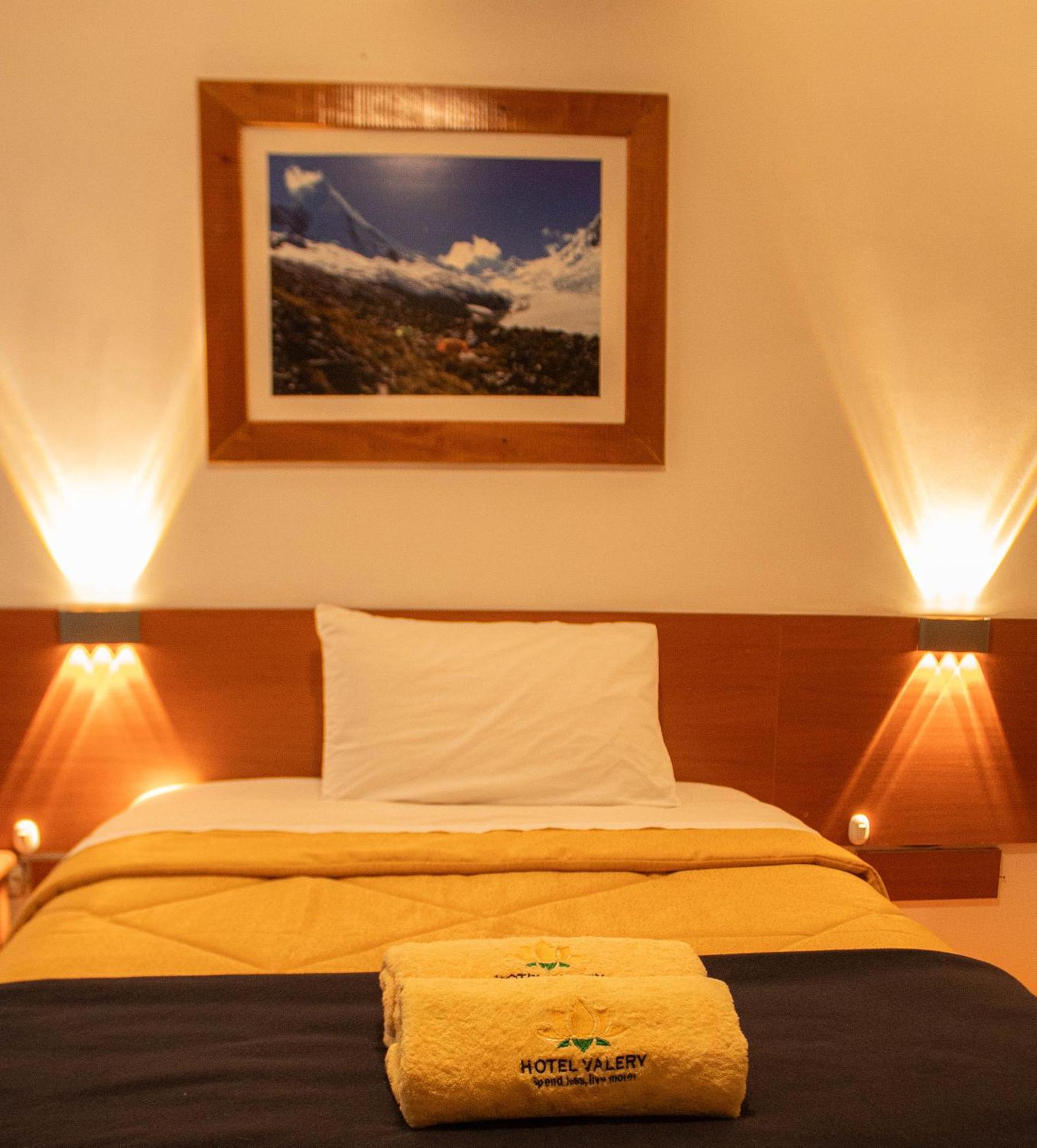 Hotel Valery 2 Estrellas Уарас Экстерьер фото